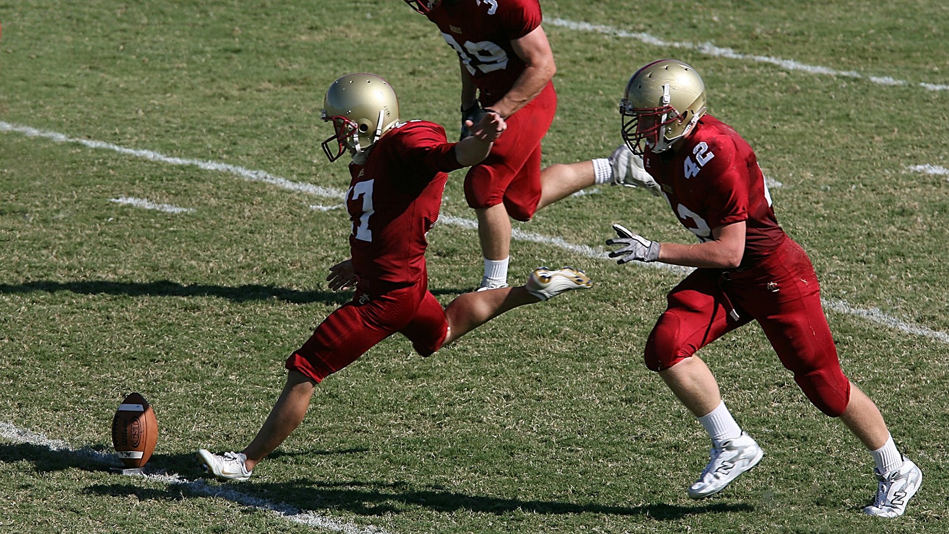 以足球为题材的艺术展览在全国巡展,弘扬体育精神和地方文化,以足球为主题的作品